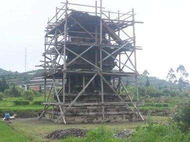 Setyaki tapınağının Dieng Endonezya 'daki yenileme süreci, Setyaki tapınağı bir Hindu tapınağı ve Endonezya tarihinin bir simgesidir..