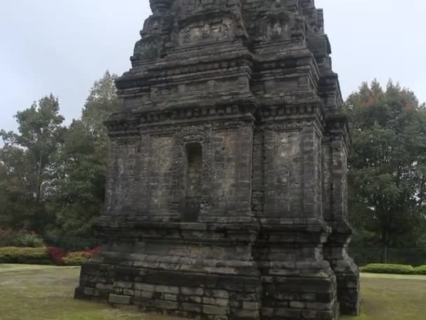 印度尼西亚中爪哇Dieng的Candi Bima的历史旅游独特建筑是加林加王国的古老寺庙遗迹 — 图库视频影像