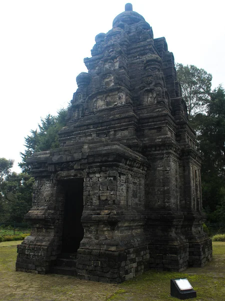 インドネシア中部ジャワ州ディエンビマのカンディ ビマにあるユニークな歴史的観光建築物は カリンガ王国の古代寺院の遺物です — ストック写真