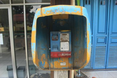 Hala otoyolun kenarında duran umumi telefon kulübeleri, bu telefon kulübeleri 80 'lerde - 90' larda popülerdi.
