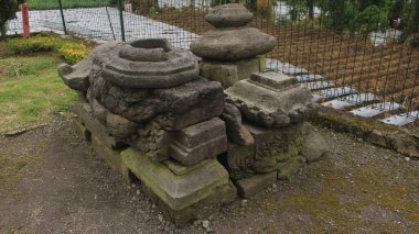 Dieng, Central Java, Endonezya 'daki Dwarawati tapınağının taş kalıntıları M.S. 8. yüzyılda Kalingga Krallığının bir kalıntısıdır.