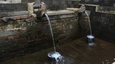 Endonezya 'nın Merkez Java bölgesindeki Wonosobo bölgesinde turistik bir ilgi odağı haline gelen pınara Tuk Bimolukar denir. Bu baharda yıkananların genç kalabildiği söylenir..