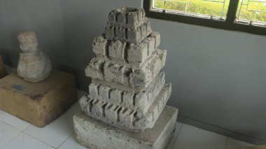 The statues, yoni phallus, and temple stones from the Kailasa Dieng Museum collection are educational media for learning history.