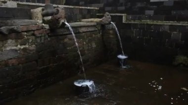 Endonezya 'nın Merkez Java bölgesindeki Wonosobo bölgesinde turistik bir ilgi odağı haline gelen pınara Tuk Bimolukar denir. Bu baharda yıkananların genç kalabildiği söylenir..