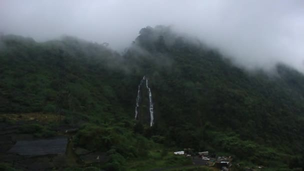 Dramatische Prachtige Heldere Rivier Sikarim Waterval Stroom Met Mist Tropisch — Stockvideo