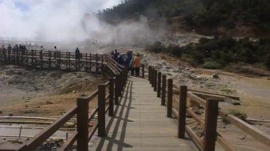 Sikidang Krateri turistik merkezinde sanatsal Kahyangan köprü mimarisi. Endonezya