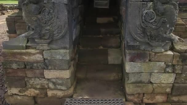 素晴らしいインドネシアとの休日 ディエンテンプル複合観光オブジェクトのスリカンディ寺院 8世紀にサンジャヤ朝によって設立されました — ストック動画