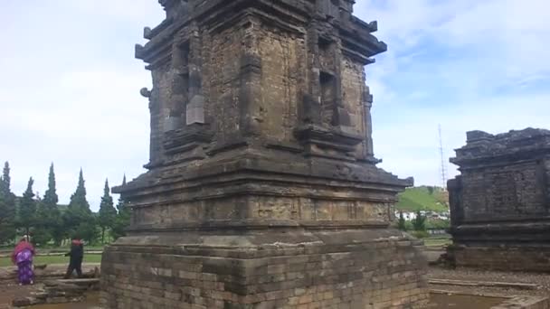 由三甲王朝于公元8世纪在印度尼西亚迪昂创办的位于迪昂寺建筑群内的蓬塔迪瓦寺 是一个与美丽的印度尼西亚人共度佳节的旅游胜地 — 图库视频影像