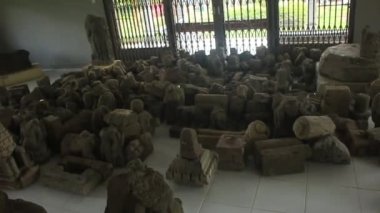 Endonezya tarihi şaheserleri, tapınak taşları, Lord Shiva 'nın heykelleri ve Kailasa Dieng Müzesi koleksiyonundan tarihi öğrenme medyası için diğer heykeller..