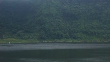 Wonosobo Regency, Central Java, Endonezya 'daki muhteşem Menjer Gölü Turizmi Güzel ve romantik doğal panoramayla.
