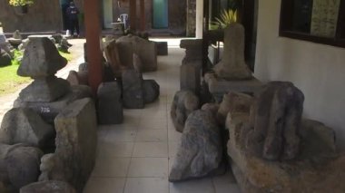 Endonezya tarihi şaheserleri, tapınak taşları, Lord Shiva 'nın heykelleri ve Kailasa Dieng Müzesi koleksiyonundan tarihi öğrenme medyası için diğer heykeller..