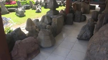 Endonezya tarihi şaheserleri, tapınak taşları, Lord Shiva 'nın heykelleri ve Kailasa Dieng Müzesi koleksiyonundan tarihi öğrenme medyası için diğer heykeller..