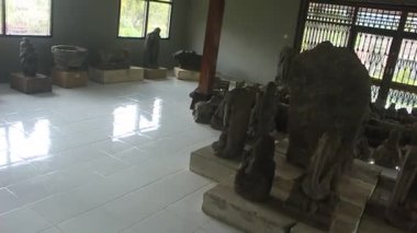 Endonezya tarihi şaheserleri, tapınak taşları, Lord Shiva 'nın heykelleri ve Kailasa Dieng Müzesi koleksiyonundan tarihi öğrenme medyası için diğer heykeller..