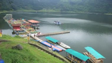 Wonosobo Regency, Central Java, Endonezya 'daki muhteşem Menjer Gölü Turizmi Güzel ve romantik doğal panoramayla.