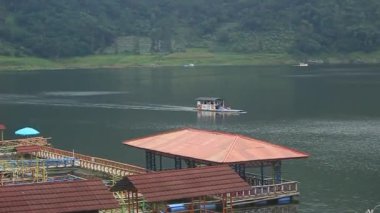Wonosobo Regency, Central Java, Endonezya 'daki muhteşem Menjer Gölü Turizmi Güzel ve romantik doğal panoramayla.