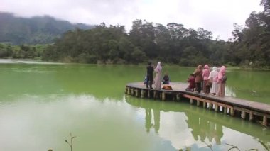Harika Warna Gölü Turizmi Dieng, Wonosobo Regency, Central Java, Endonezya 'da güzel ve romantik doğal panoramayla.