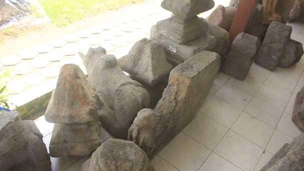 印度尼西亚历史名作 庙宇石 湿婆勋爵雕像和Kailasa Dieng博物馆收藏的其他雕塑收藏品 供历史学习教育媒体使用 — 图库视频影像