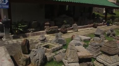 Endonezya tarihi şaheserleri, tapınak taşları, Lord Shiva 'nın heykelleri ve Kailasa Dieng Müzesi koleksiyonundan tarihi öğrenme medyası için diğer heykeller..