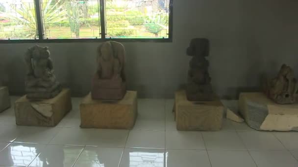 印度尼西亚历史名作 庙宇石 湿婆勋爵雕像和Kailasa Dieng博物馆收藏的其他雕塑收藏品 供历史学习教育媒体使用 — 图库视频影像