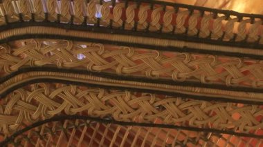 ev dekorasyonu veya parti dekorasyonu için el yapımı rattan sandalyelerin sanatsal ayrıntıları ve dokuları.