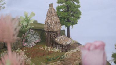 Güzel bir fantezi dünyasında cücelerden oluşan minyatür bir kır evi, eşsiz bir yapı mimarisi.