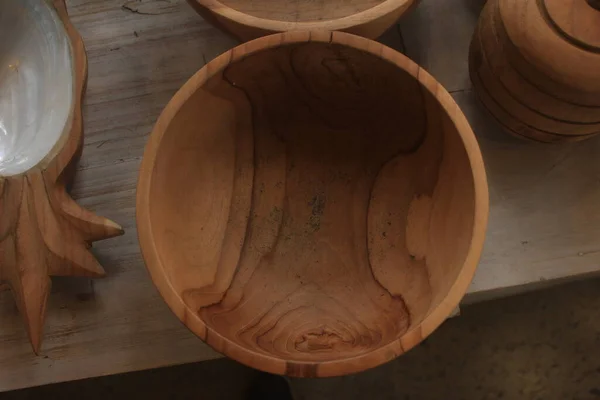 食器やアンティークの装飾のための木製のボウル 芸術的に見える木目 — ストック写真