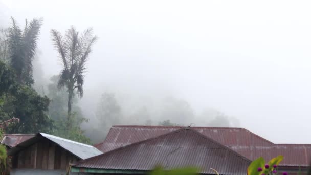 在一个美丽的山村里 在雨和雾的声音中 向清真寺祈祷的声音听起来很悦耳 快乐的拉玛丹 — 图库视频影像