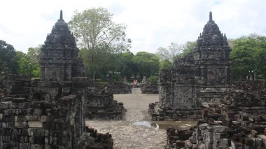 Orta Java, Endonezya 'daki Sewu Tapınağı' nın tarihi turizmi. Bu tapınak MS 8. yüzyılda Antik Mataram Krallığı 'ndan Kral Rakai Panangkaran tarafından inşa edilmiştir.