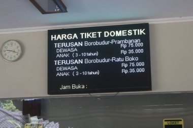 Endonezya 'daki Borobudur Tapınağı turlarının 29 Mayıs 2022 tarihli giriş biletleri için bilgi panosu.