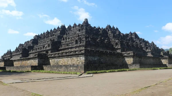 インドネシアの中央ジャワに位置するボロブドゥール寺院では 群島の過去の建築の傑作 この寺院はSyailendra王朝によって設立されました — ストック写真