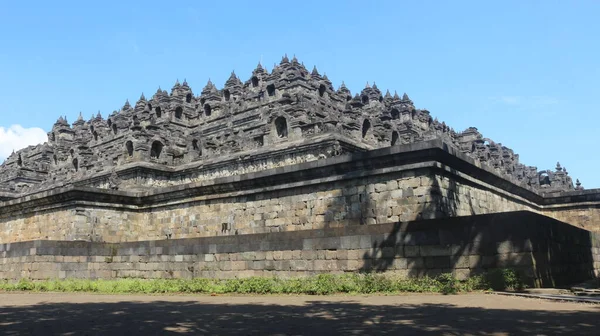 インドネシアの中央ジャワに位置するボロブドゥール寺院では 群島の過去の建築の傑作 この寺院はSyailendra王朝によって設立されました — ストック写真
