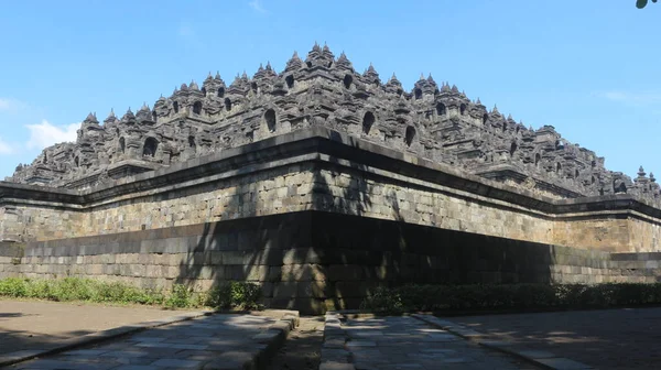 インドネシアの中央ジャワに位置するボロブドゥール寺院では 群島の過去の建築の傑作 この寺院はSyailendra王朝によって設立されました — ストック写真