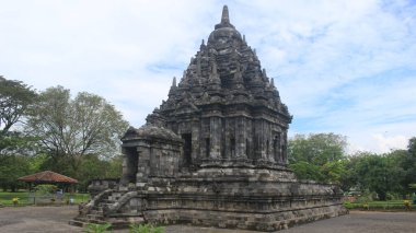 Bubrah Tapınağı 'na giden bu tapınak, Endonezya' nın Merkez Java eyaletinde yer almaktadır. Bu tapınak 9. yüzyılda Antik Mataram Krallığı tarafından inşa edilmiştir..