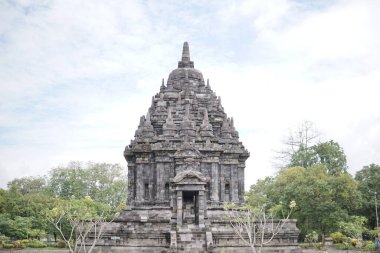 Bubrah Tapınağı 'na giden bu tapınak, Endonezya' nın Merkez Java eyaletinde yer almaktadır. Bu tapınak 9. yüzyılda Antik Mataram Krallığı tarafından inşa edilmiştir..