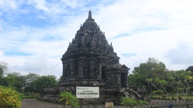 Bubrah Tapınağı 'na giden bu tapınak, Endonezya' nın Merkez Java eyaletinde yer almaktadır. Bu tapınak 9. yüzyılda Antik Mataram Krallığı tarafından inşa edilmiştir..