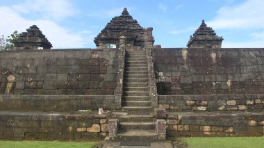 Yogyakarta 'daki Ijo tapınağının mimarisi olan Ijo tapınağı, Yogyakarta' daki en yüksek tapınaktır. M.S. 850 'de antik Mataram krallığı tarafından inşa edildi.