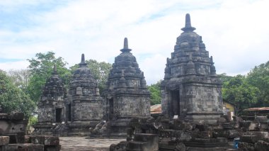 Merkezi Java, Endonezya 'daki Lumbung Tapınağı' na tarihi bir gezi düzenleyin. Bu tapınak 9. yüzyılda Antik Mataram Krallığı tarafından inşa edildi..