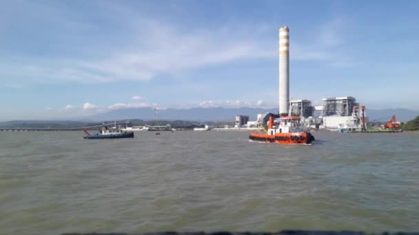 Industrieel Gebied Fabriekssfeer Aan Zee Met Een Prachtig Uitzicht Oceaan — Stockvideo