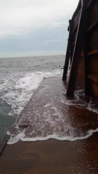 Industrieel Gebied Fabriekssfeer Aan Zee Met Een Prachtig Uitzicht Oceaan — Stockvideo