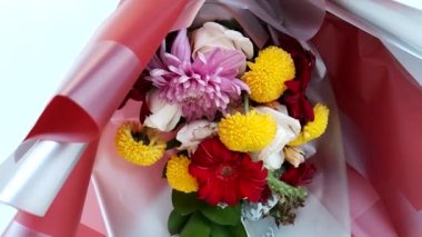 Düğün hediyeleri için romantik çiçek buketi, hediyeler. Bu buket çeşitli romantik çiçeklerden oluşur..