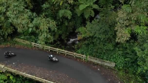 Drone Video View Jungle Beautiful Mountains Indonesia Appears Motorized Vehicles — Vídeo de stock