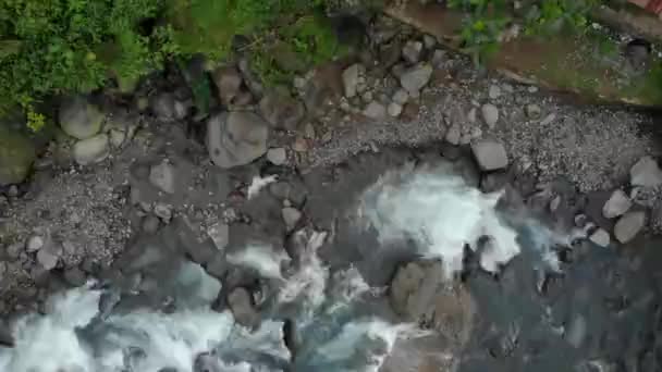 Gurgling Clear Waterfall Flow Cool Mountains Indonesia Waterfall Flow Source — Vídeo de stock