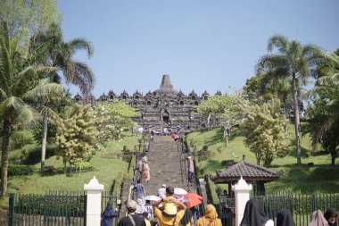 Endonezya 'daki Borobudur Tapınağı' nda yoğun bir tatil ortamı. Bu tapınak dünyanın en büyük Budist tapınağı ve UNESCO tarafından açıldı.