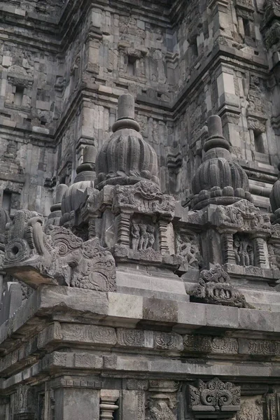 详细的浮雕和美丽的装饰品在Prambanan寺 这座印度教寺庙是印度尼西亚著名的历史旅游胜地 — 图库照片