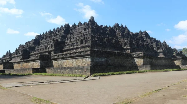 インドネシアのボロブドゥール寺院の素晴らしい建築と芸術 世界最大の仏教寺院で ユネスコの世界文化遺産に登録されている — ストック写真