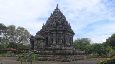 Bubrah Tapınağı, bu tapınak Prambanan Tapınağı ile birlikte uluslararası turizm alanında bir turizm merkezidir. Güzel tapınak tarihi mirası.