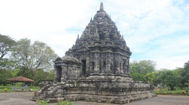 Bubrah Tapınağı, bu tapınak Prambanan Tapınağı ile birlikte uluslararası turizm alanında bir turizm merkezidir. Güzel tapınak tarihi mirası.