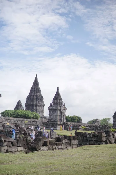 Słoneczna Wakacyjna Atmosfera Świątyni Prambanan Indonezja Świątynia Jest Słynną Atrakcją — Zdjęcie stockowe