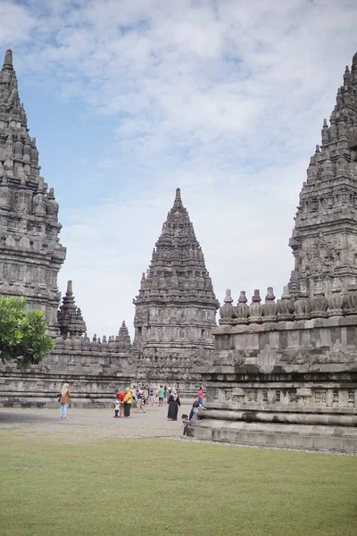 インドネシアのプラムバナン寺院での日当たりの良い休日の雰囲気 この寺院は有名な観光名所であり ユネスコの世界遺産の一つです — ストック写真