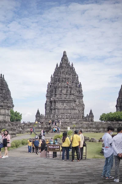 Słoneczna Wakacyjna Atmosfera Świątyni Prambanan Indonezja Świątynia Jest Słynną Atrakcją — Zdjęcie stockowe